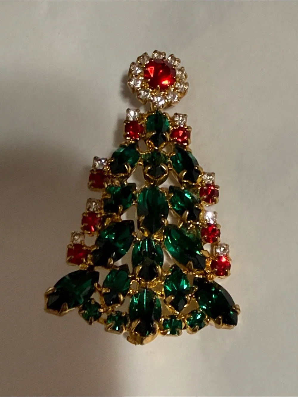 Stunning Vintage Gold-Tone Green Red and white Rhinestone Christmas Tree Brooch